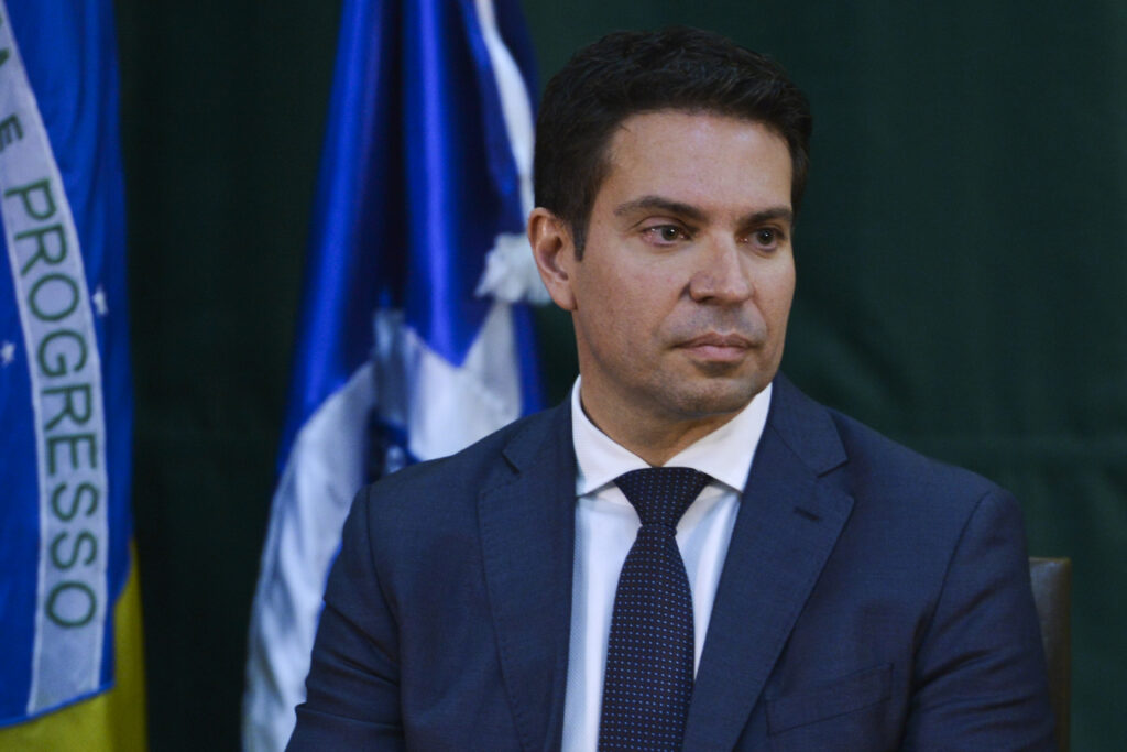 Alexandre Ramagem pede que a Câmara não execute automaticamente decisão do STF, preserve seu mandato e autorize voto remoto a parlamentares presos