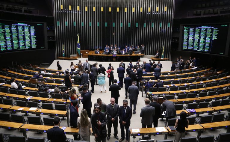 Câmara aprova PEC da Segurança sem redução da maioridade penal