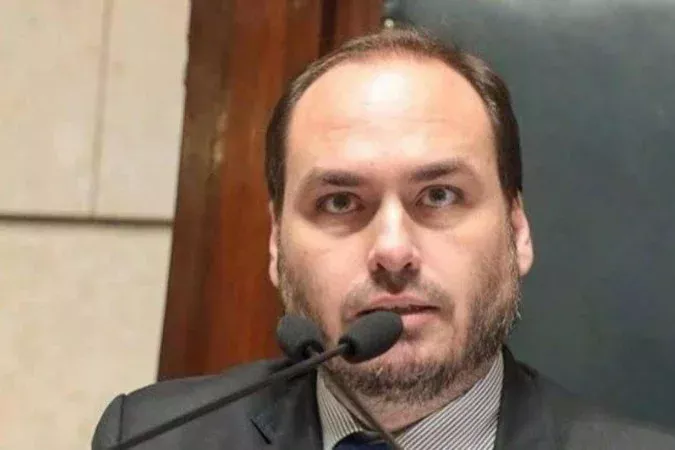 O vereador Carlos Bolsonaro (PL-RJ) afirmou que há uma pressão crescente para que o ex-presidente Jair Bolsonaro abra mão de seu capital político e o transfira a outro candidato da direita para 2026.