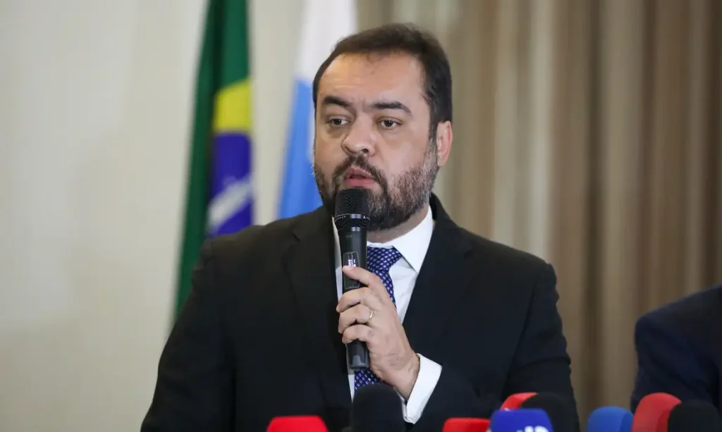 Cláudio Castro pede cautela no caso Bacellar, defende ampla defesa e nega relação entre exonerações e operação da PF no Rio