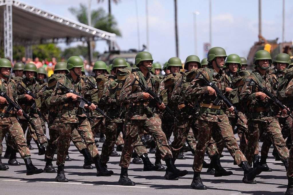 Brasil inicia Operação Atlas na Amazônia com 10 mil militares, mísseis, blindados e o navio Atlântico para treinar defesa e interoperabilidade.