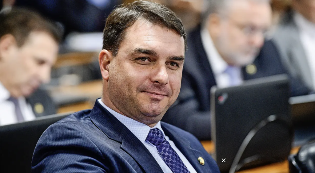 Flávio Bolsonaro reage a alerta da Aneel sobre vulnerabilidade do sistema elétrico, ironizando governo Lula e destacando riscos de apagões e aumento das tarifas de energia.