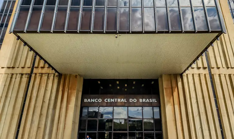A taxa Selic permanece em 15% ao ano, o nível mais alto em quase duas décadas.