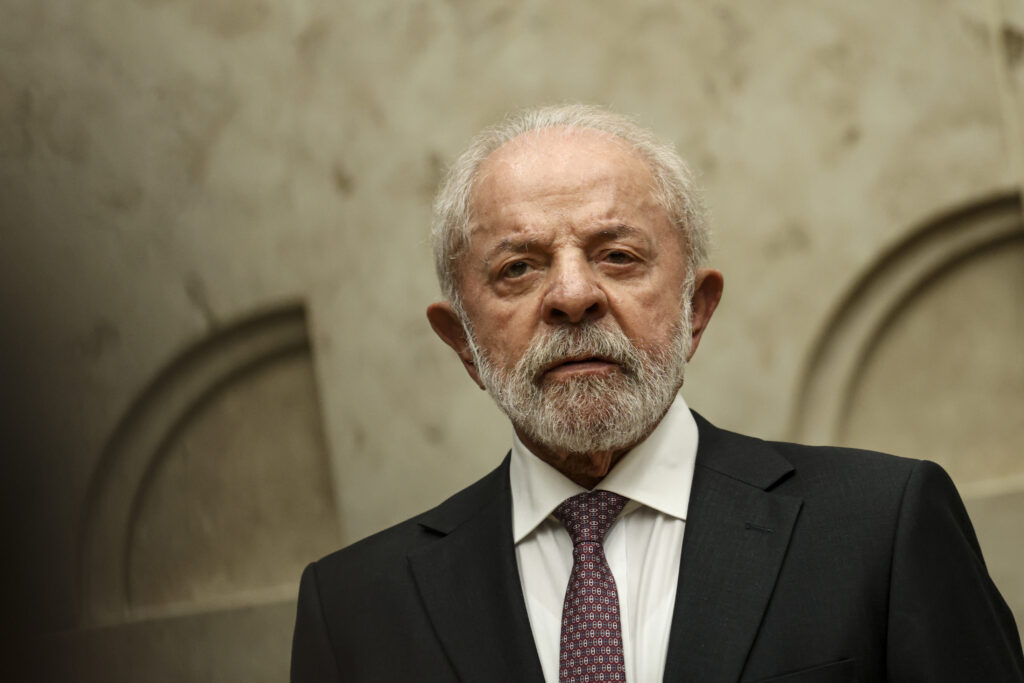 Lula passou por cauterização para retirar queratose no couro cabeludo em São Paulo. Procedimento durou cerca de dois minutos, segundo o Planalto.
