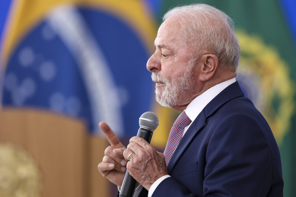 Lula: "Senador com mandato de oito anos pensa que é Deus"