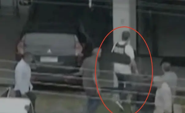 Bolsonaro chega em casa com colete à prova de balas