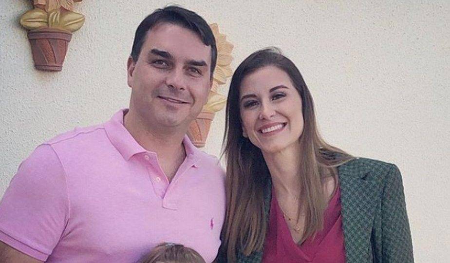 Mulher de Flávio o define como “Bolsonaro moderado” em vídeo de campanha