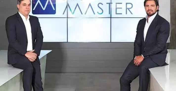 Mensagens de Daniel Vorcaro revelam tentativa de venda de parte do Banco Master ao ex-sócio Augusto Lima.