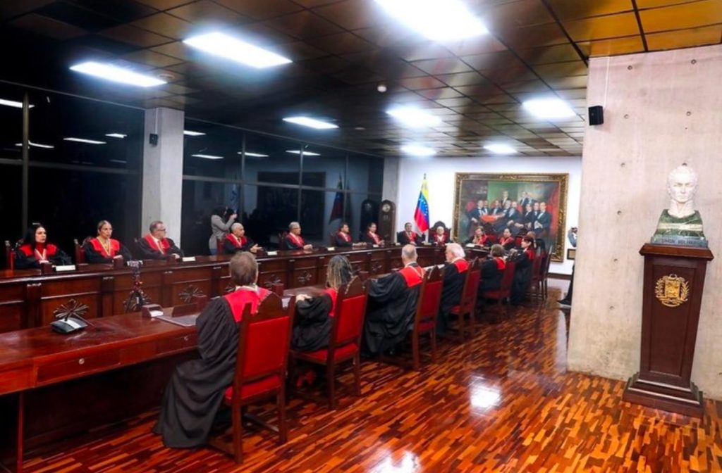 Venezuela afasta 08 ministros do Supremo por perseguição