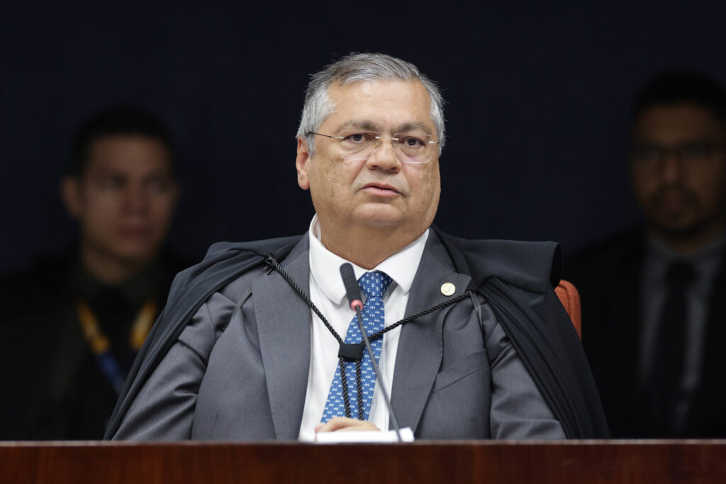 Flávio Dino acompanha Alexandre de Moraes e reforça maioria no STF para manter cumprimento de penas de Bolsonaro e aliados