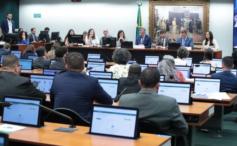 CCJ adia votação da PEC da redução da maioridade penal