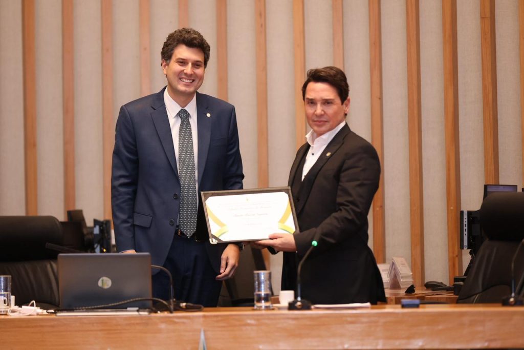 Jornalista Claudio Dantas Sequeira recebe título de Cidadão Honorário de Brasília