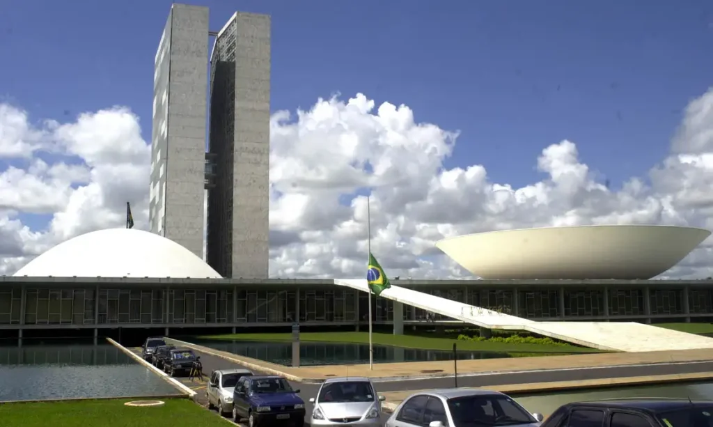 Câmara dos Deputados gasta quase R$ 5 milhões com consultoria da FGV para melhorar imagem nas redes sociais. Contrato prevê uso de IA, TikTok e YouTube.