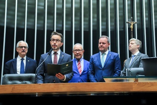 Centrão propõe INSS zerado e corte no FGTS em fim da 6x1