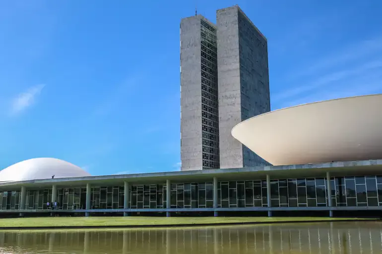 Câmara aprova isenção do IR até R$ 5 mil; texto segue ao Senado e pode beneficiar 16 milhões de contribuintes em 2026