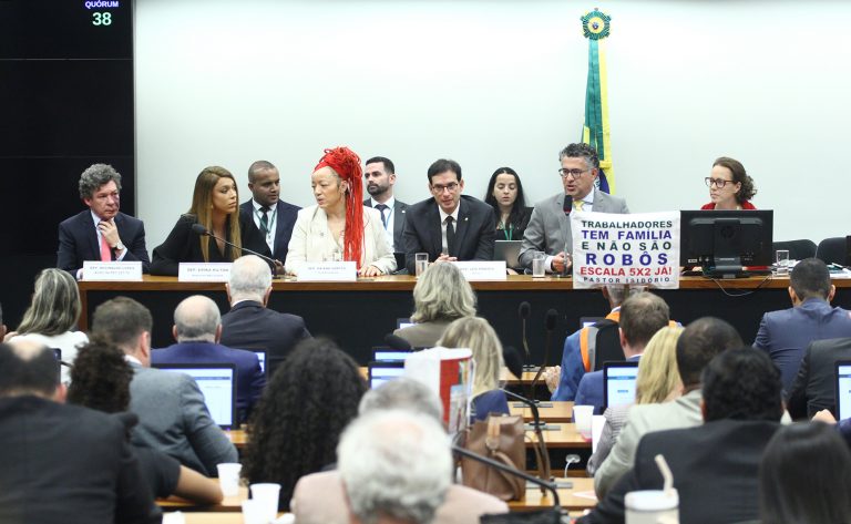 Comissão especial vota nesta quarta parecer final da PEC da 6x1