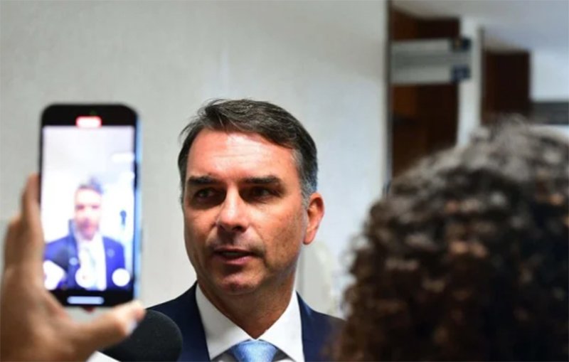Flávio Bolsonaro afirmou que não abre mão da candidatura à Presidência a favor de Tarcísio de Freitas (Foto: Edilson Rodrigues/Agência Senado)