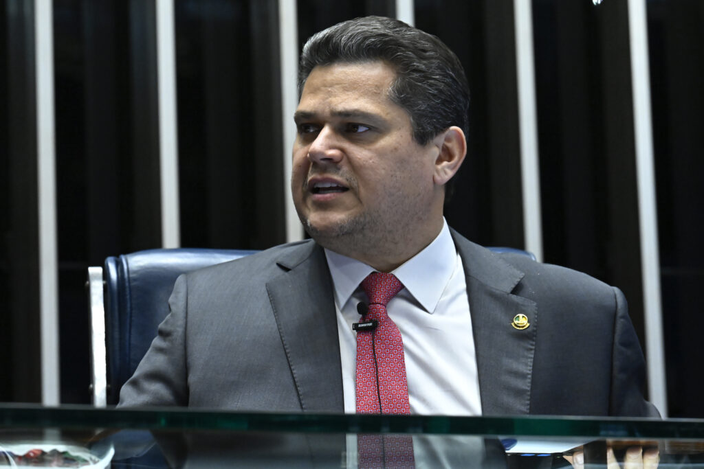 Às vésperas, Alcolumbre intensificou articulações com parlamentares em busca de apoio para derrubar os 63 trechos barrados pelo Executivo.