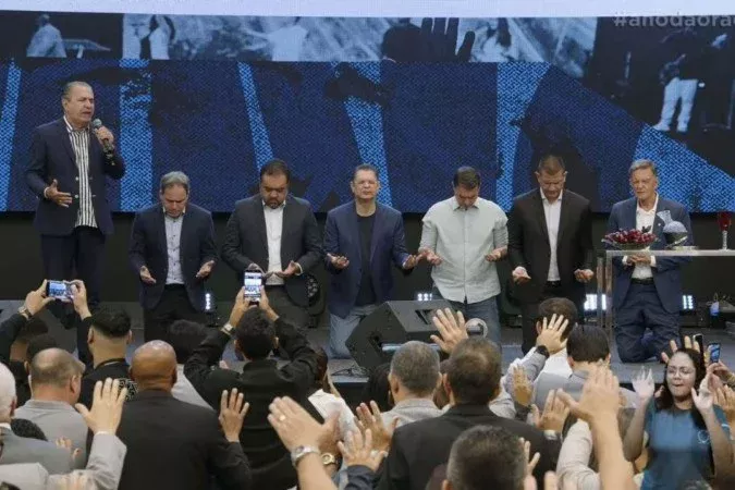 Flávio Bolsonaro (PL-RJ) e aliados se ajoelharam no palco da igreja localizada na zona norte do Rio, em culto na manhã deste domingo (3) - (crédito: Reprodução/YouTube)