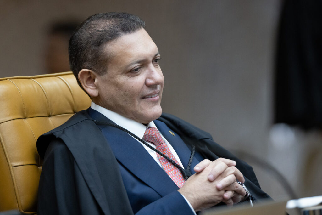 Desembargador que viajou com Nunes Marques deu liminar a filho do ministro