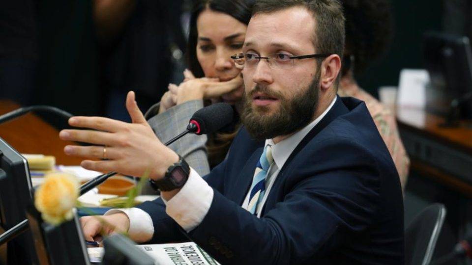 ilipe Barros reage à censura e propõe fim da lei que pune piadas