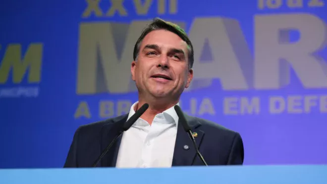 Flávio antecipa plano de governo com IA para cortar gastos e reduzir corrupção