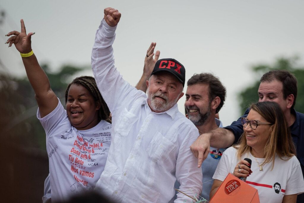 Lula com boné do complexo do Alemão na campanha de 2022
