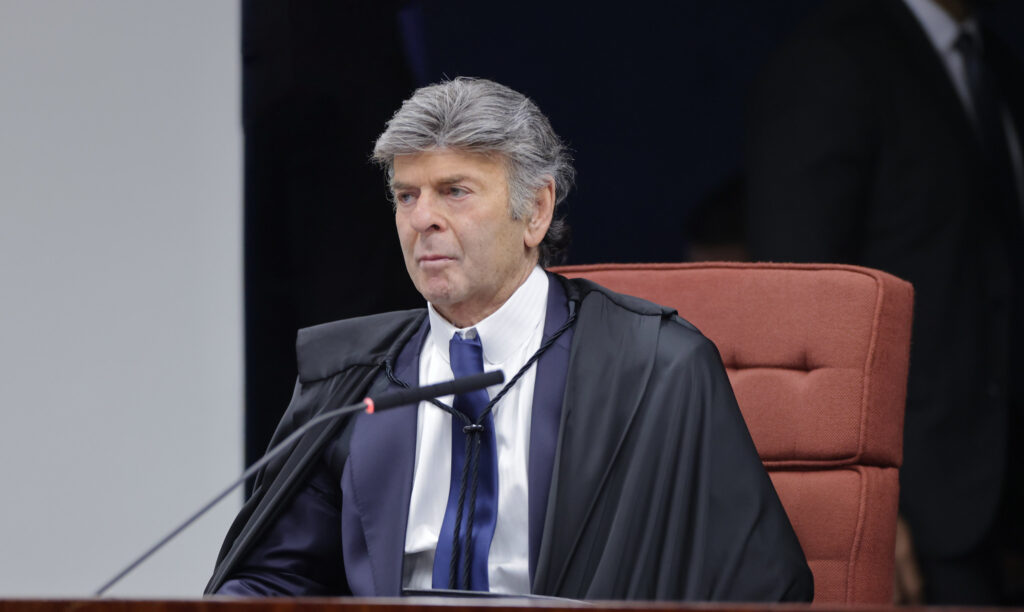 Luiz Fux diverge de Alexandre de Moraes, rebate Gilmar Mendes e defende que o plenário, e não as Turmas, julgue ações do 8 de Janeiro
