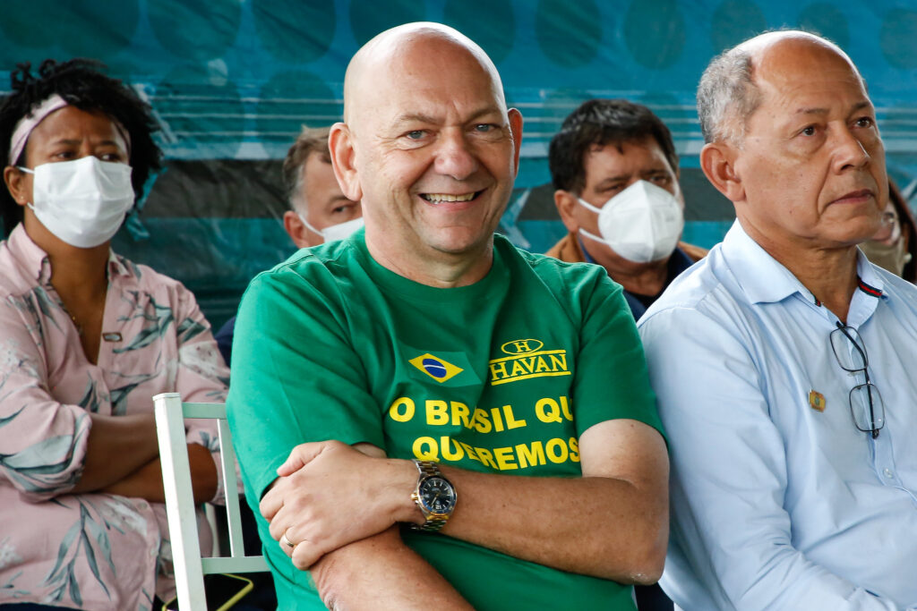 Havan registra faturamento de R$ 18,5 bilhões e lucro líquido de R$ 3,5 bilhões em 2025. Empresa amplia lojas, aumenta fluxo de clientes e projeta 200 unidades em 2026