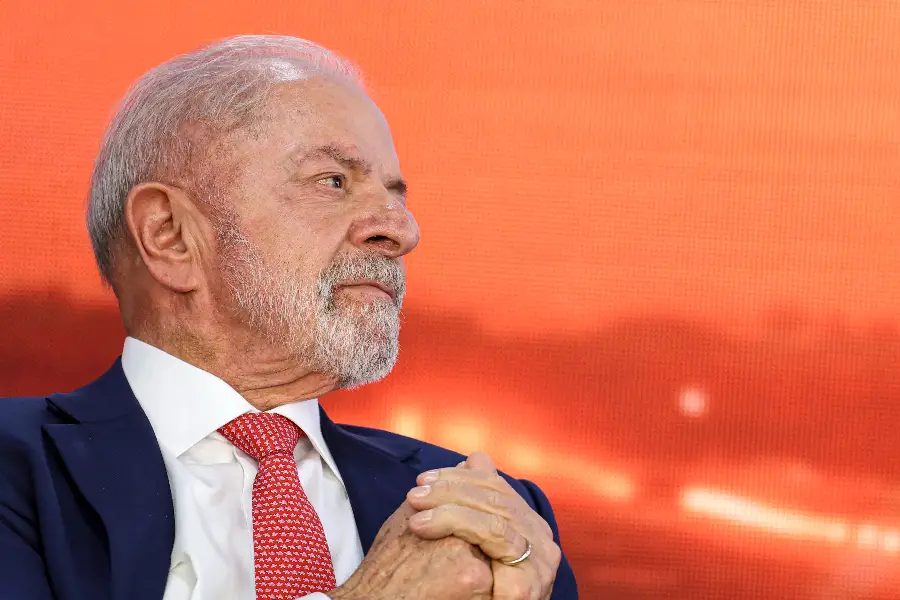Lula assina decretos que ampliam poder do governo sobre redes sociais
