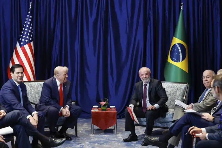 Donald Trump e Lula durante a 47ª Cúpula da Associação de Nações do Sudeste Asiático - ASEAN Foto: Ricardo Stuckert/ Agência Brasil