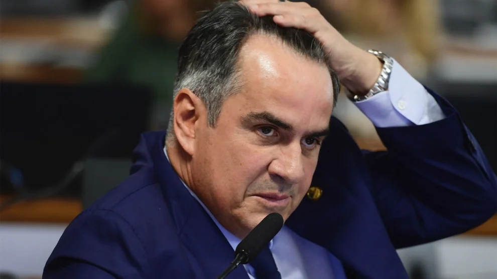 Mendonça suspende empresas ligadas a esquema entre Vorcaro e Ciro