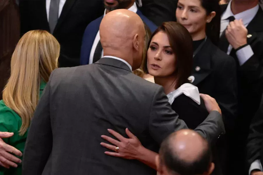 Michelle vai à posse de Nunes Marques e topa com Moraes e Viviane