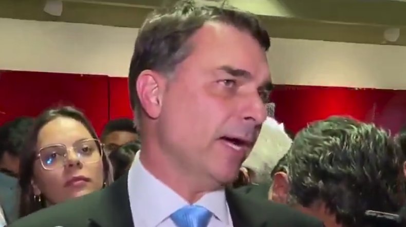Flávio Bolsonaro reage a Moraes sobre suspensão da Dosimetria