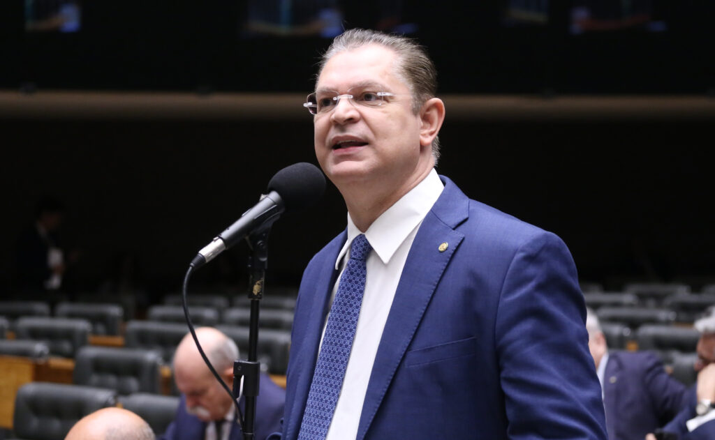 Líder do PL, Sóstenes Cavalcante afirma que maioria da bancada deve votar a favor do fim da escala 6x1, apesar de críticas ao modelo defendido pelo governo Lula
