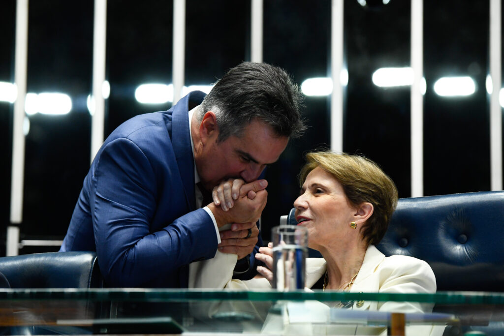 senador Ciro Nogueira (PP-PI) cumprimenta a presidente desta sessão, senadora Tereza Cristina (PP-MS).