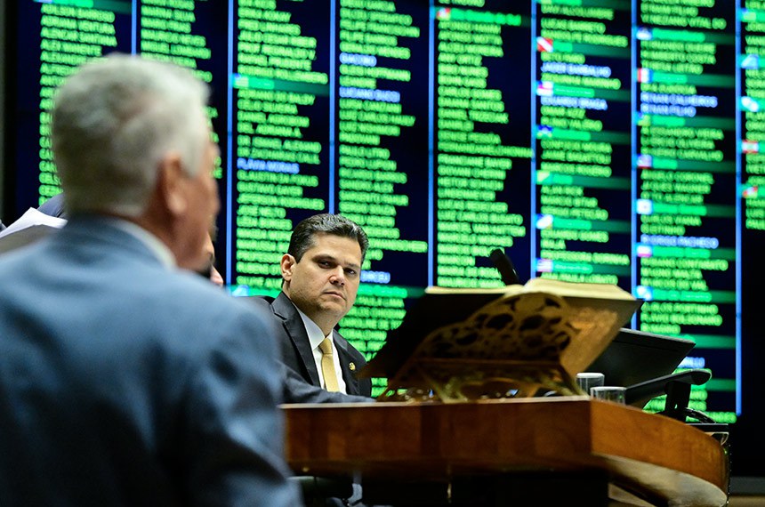 O presidente do Congresso, Davi Alcolumbre, durante a sessão Fonte: Agência Senado