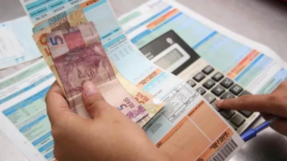 PoderData: 37% dos brasileiros deixaram de pagar contas no último mês