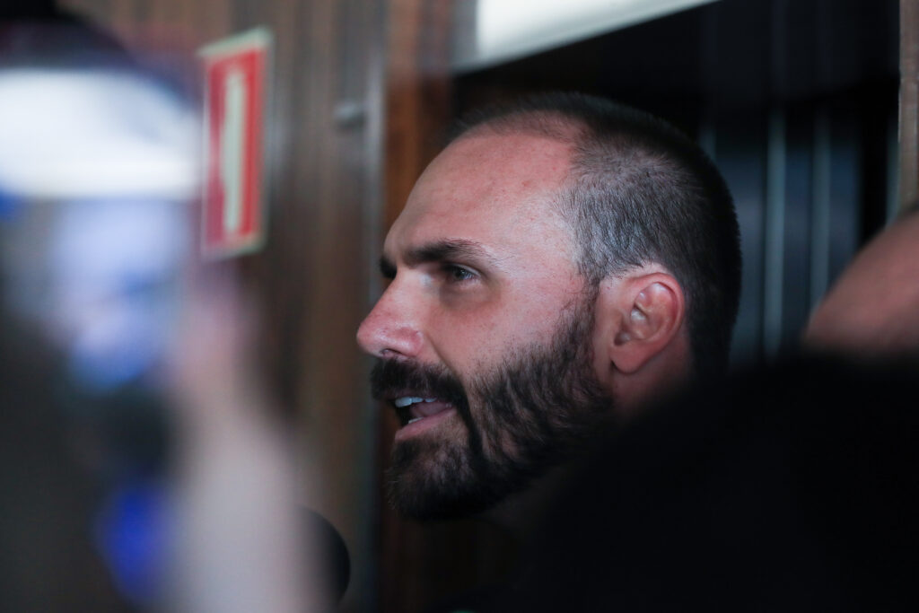 Ele é acusado de tentar interferir no julgamento do processo em que seu pai, o ex-presidente Jair Bolsonaro (PL), foi condenado