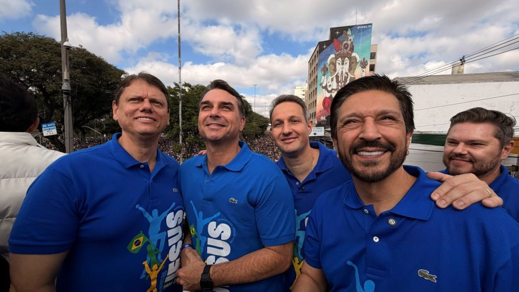 Tarcísio, Flávio Bolsonaro, Derrite, Nunes e André do Prado na Marcha para Jesus