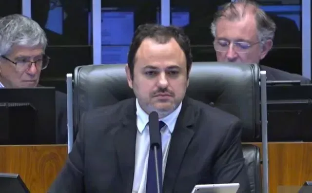 Deputado Glauber Braga ocupando a cadeira da presidência da Câmara • Reprodução/TV Câmara
