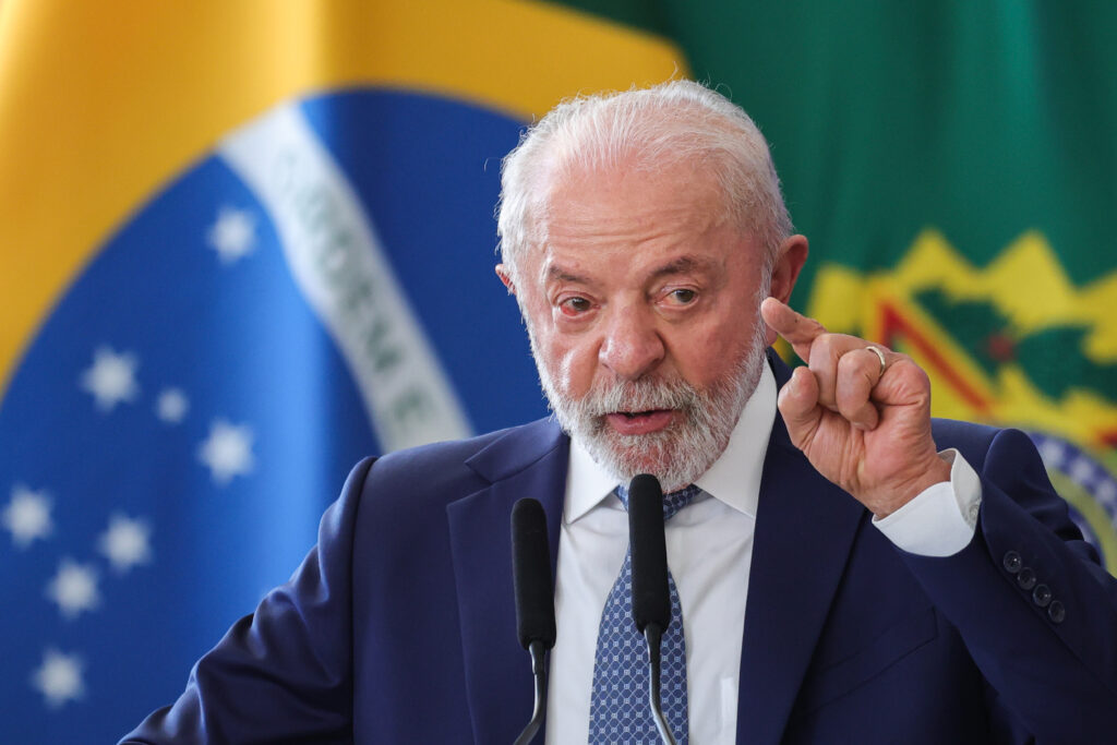 Lula passa por quarta sessão de 'radioterapia preventiva'