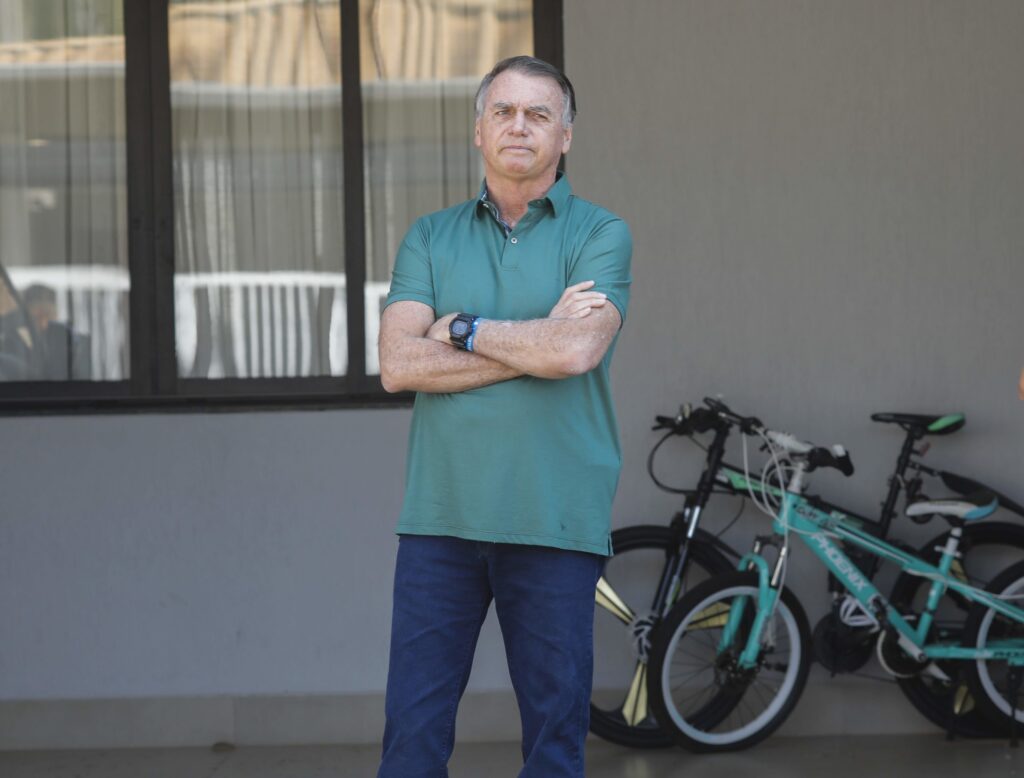 Médicos informam que Jair Bolsonaro será internado para cirurgia de hérnia inguinal bilateral após perícia da Polícia Federal