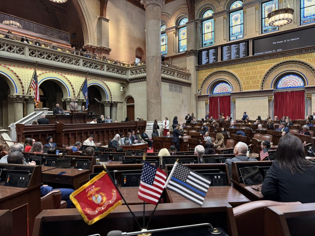 Nova York aprova lei que troca "mãe" e "pai" por linguagem neutra