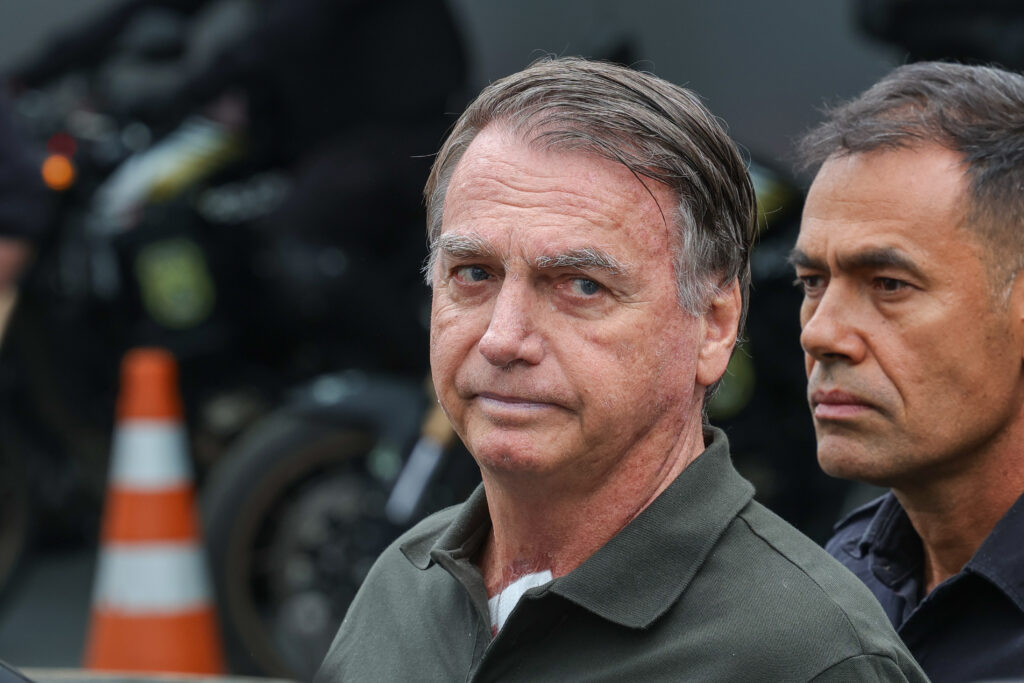Segundo o filho, Bolsonaro passou a noite sem dormir devido ao refluxo e aos episódios contínuos de soluço.