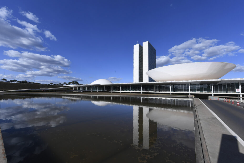 Congresso aprovou reajuste que eleva salários acima do teto