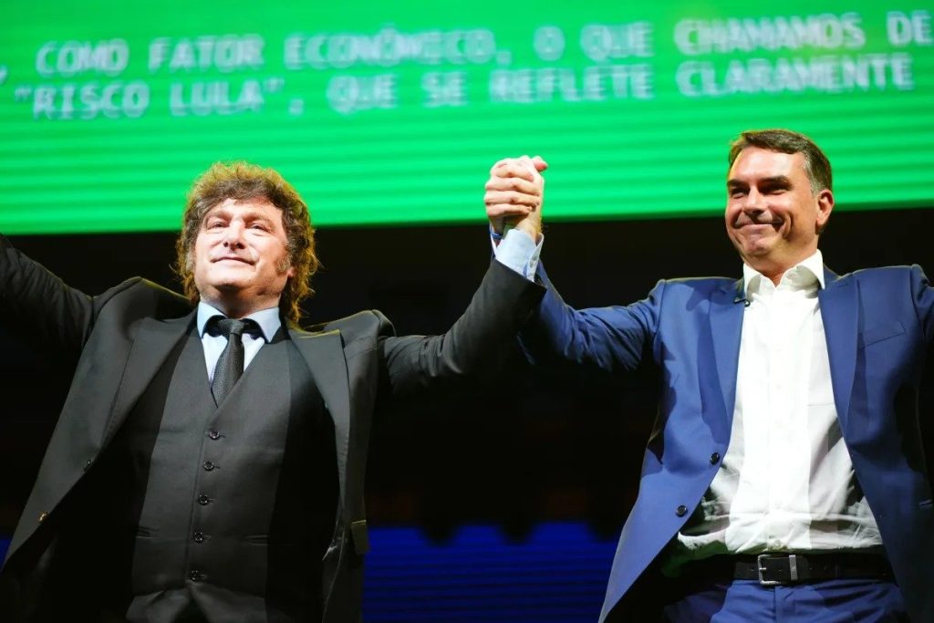 Javier Milei e Flávio Bolsonaro na Convenção do PL