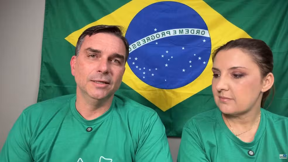 Flávio diz que foto com 'Sicário' foi manipulada por IA: 'Mindinho de 20 cm'
