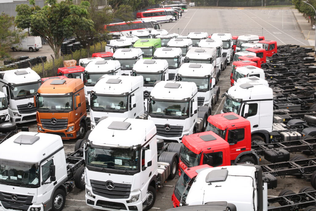 Caminhões novos no pátio da Mercedes-Benz do Brasil em São Bernardo do Campo.