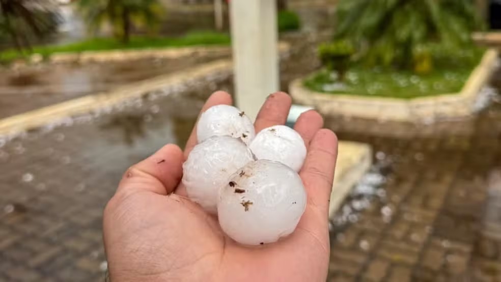 Pedras de granizo danificaram 500 casas em 5 minutos — Foto: Divulgação/ Fabrício Cabral/ Prefeitura de Santo Antônio das Missões